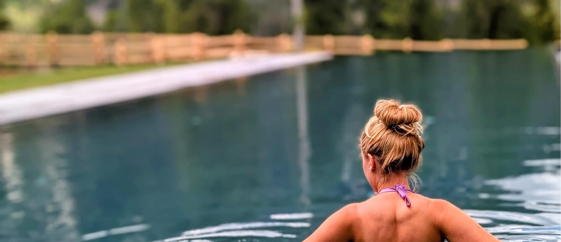 piscina-esterna-infinity-pool-prags-solepool-braies-prags