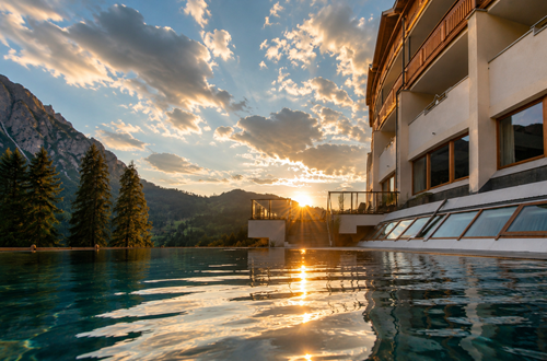 piscina-infinity-con-acqua-salina-al-hotel-a-braies